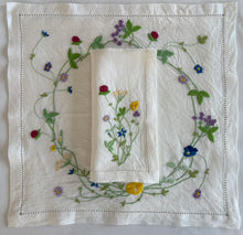 Load image into Gallery viewer, Spring Circle Floral Napkin & Placemat (Set)